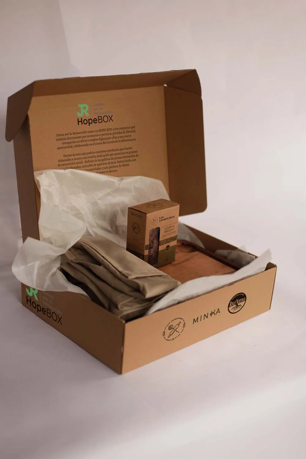 Caja de regalo kraft con tabla de raulí