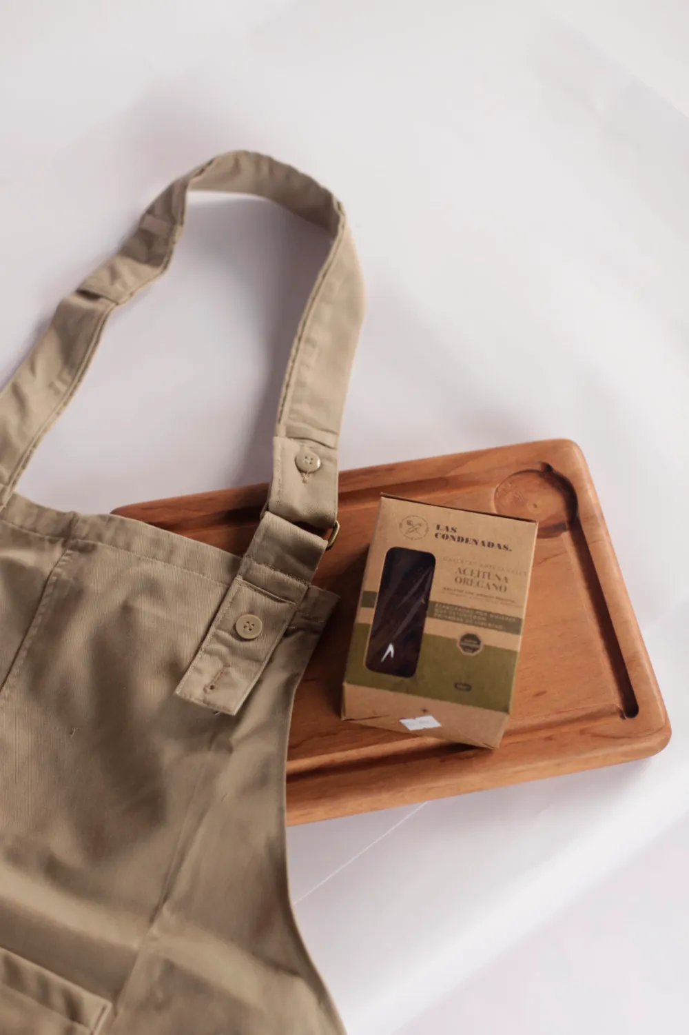 Pack de regalo corporativo con tabla de raulí