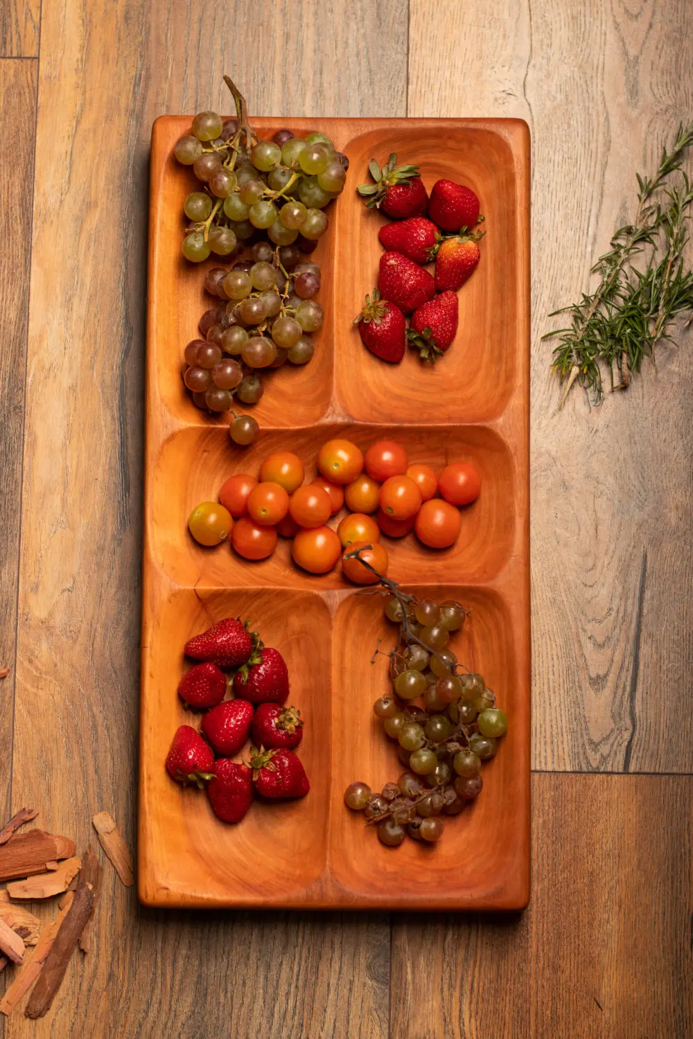 Plato de raulí con compartimentos servido con frutas