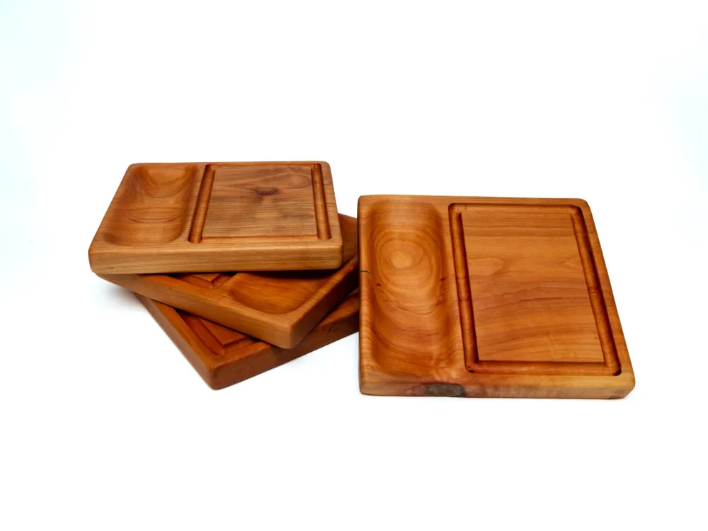 Set de platos cuadrados de raulí apilados