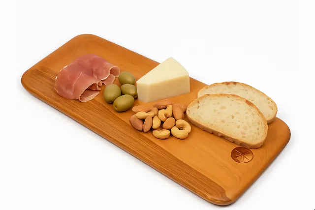 Tabla de aperitivo de raulí con jamón, queso, aceitunas, frutos secos y pan